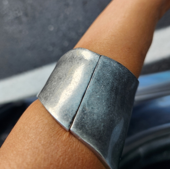 - Banana republic silver hammereed cuff bracelet NWT - Picture 3 of 5